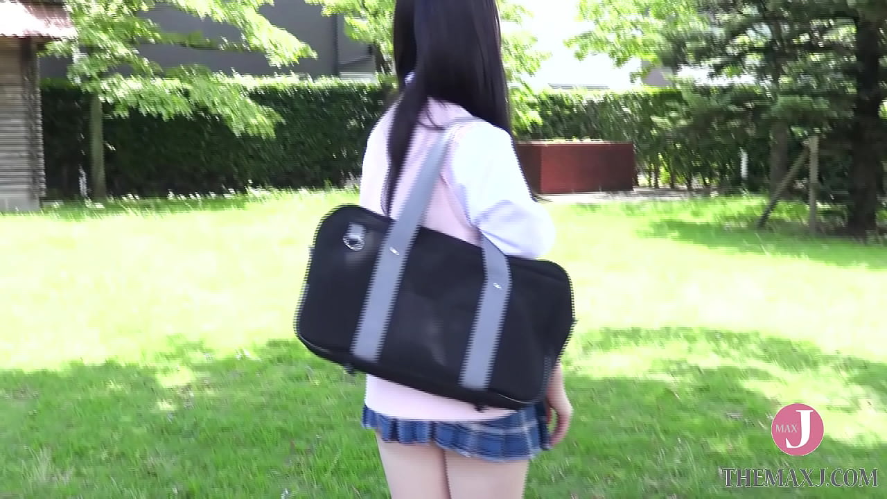 低身長のロリ巨乳JKが制服脱ぎ捨て全裸で誘惑する着エロ動画