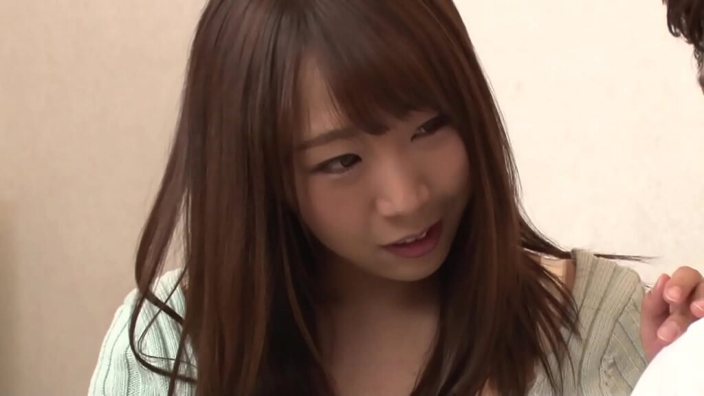 彼女の親友に誘惑され背徳の2人っきりナイショSEXで生中出しに乱れるシーン サムネイル