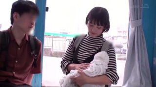 美巨乳の子持ちママが素股からのNTRセックスで乱れまくるエロ動画