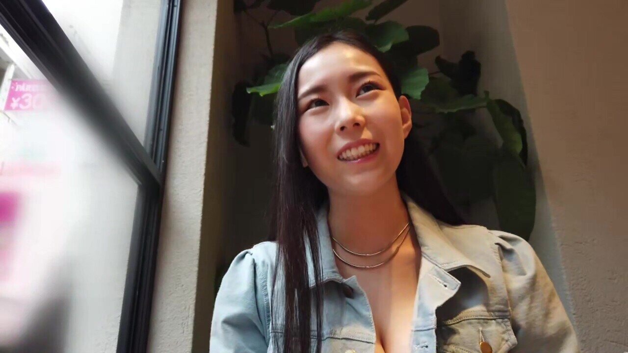 爆乳OLが背後からいきなり生ハメ挿入され潮吹きまくるエロ動画
