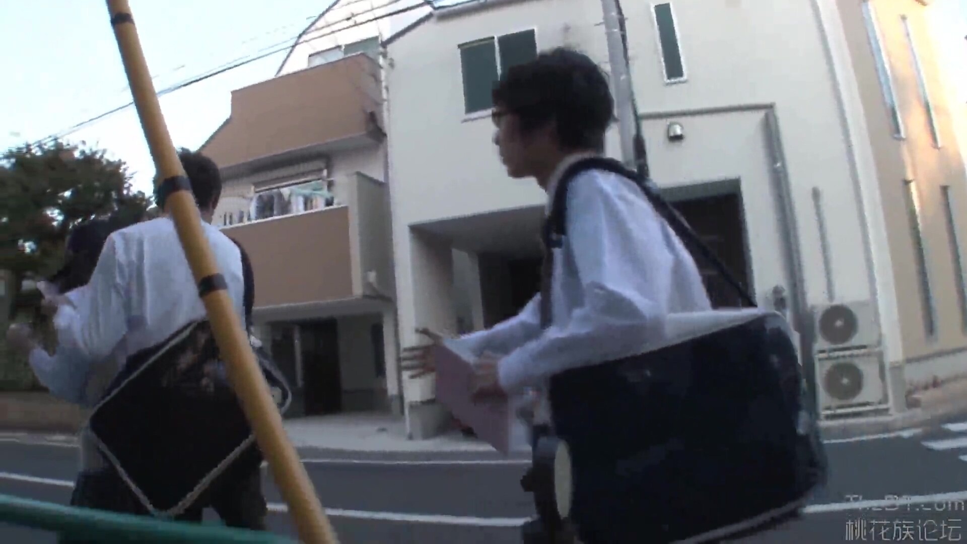 泥酔した巨乳JKが無理やり痴漢される乱交中出しセックス